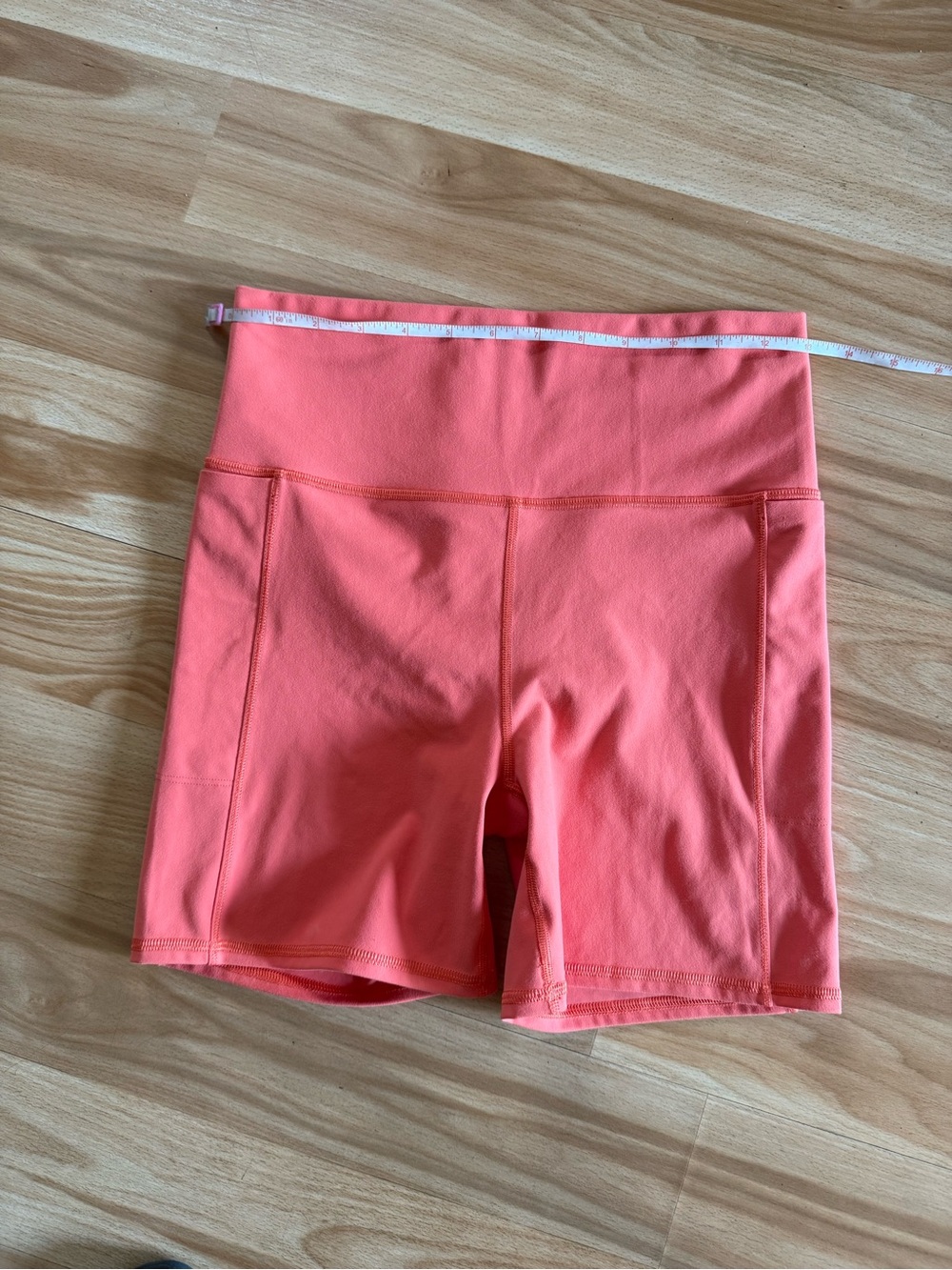 Ladies Vuori Studio Pockets Shorts in Grapefruit - Sz M - Picture 3 of 12